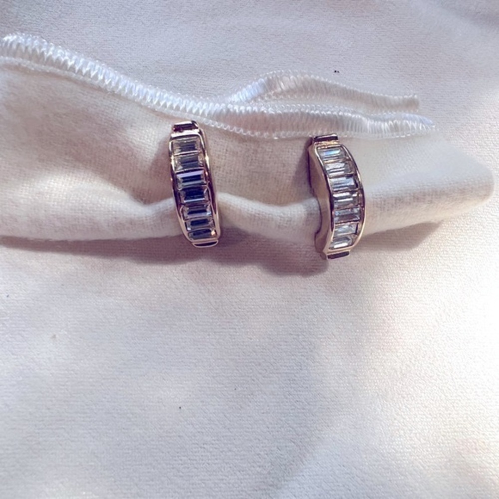 VINTAGE Christian Dior Earrings clip/Gold with baguette rhinestones.
